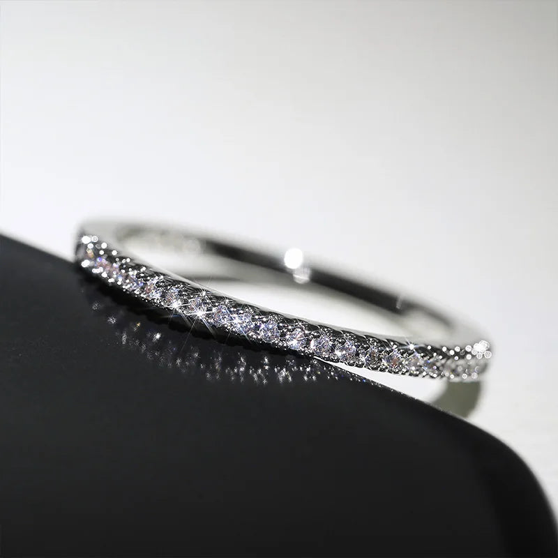 Anel feminino com zircônias brilhantes