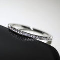 Anel feminino com zircônias brilhantes