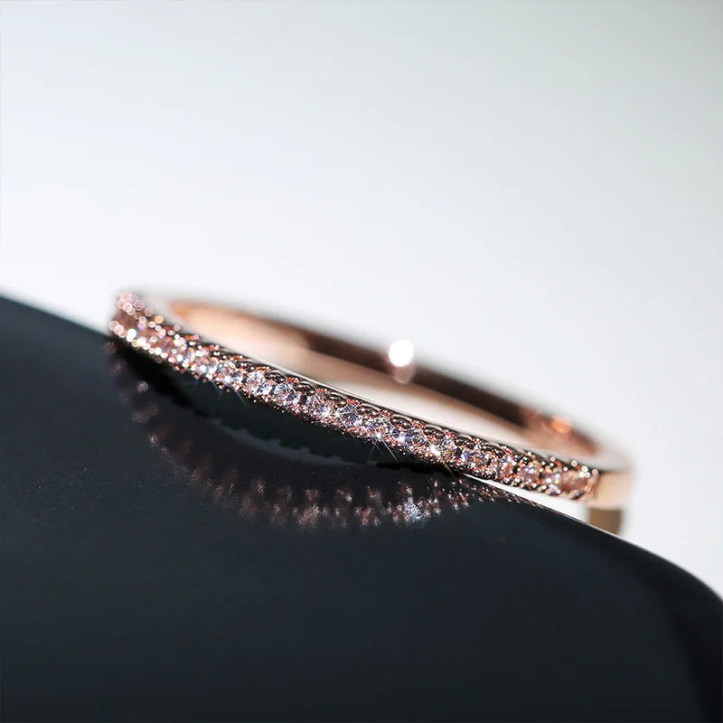 Anel feminino com zircônias brilhantes