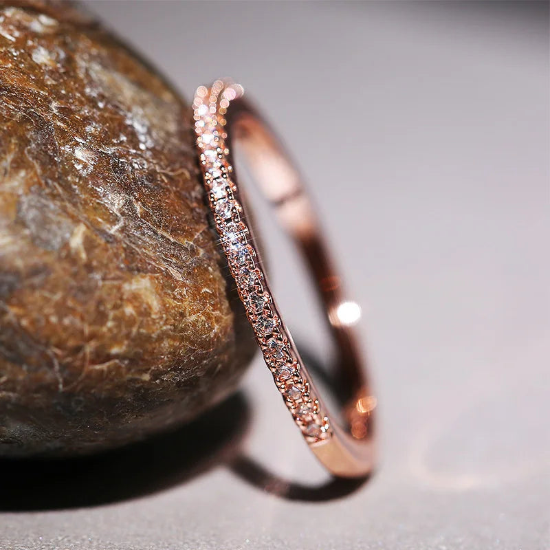 Anel feminino com zircônias brilhantes