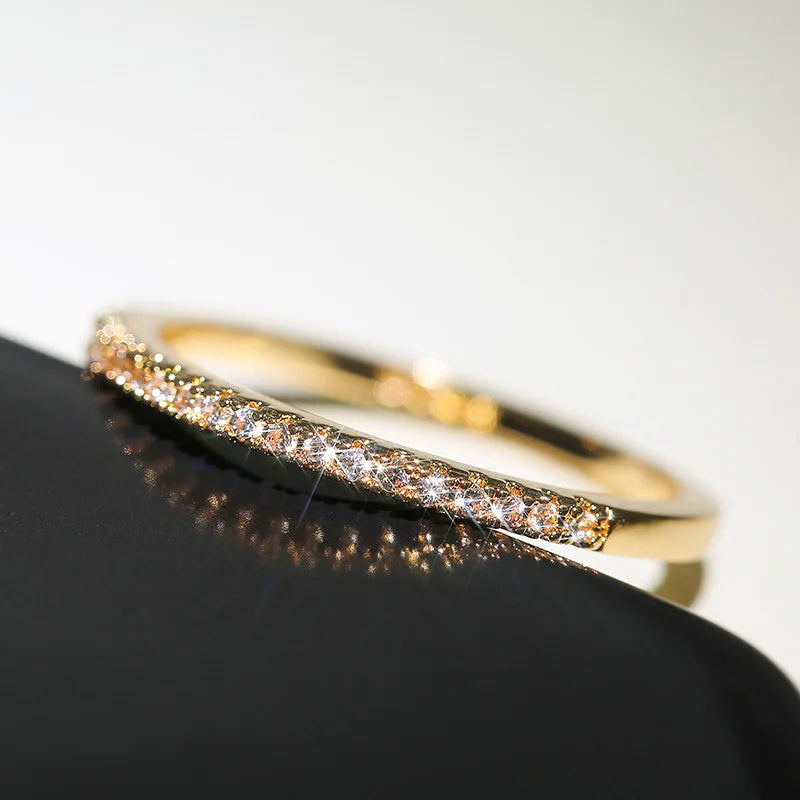Anel feminino com zircônias brilhantes