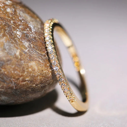 Anel feminino com zircônias brilhantes