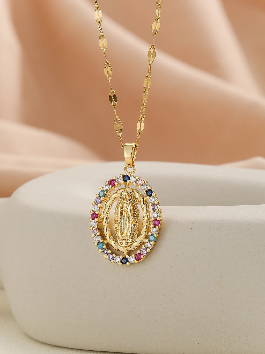 Colar com pingente colorido de zircônias dourado