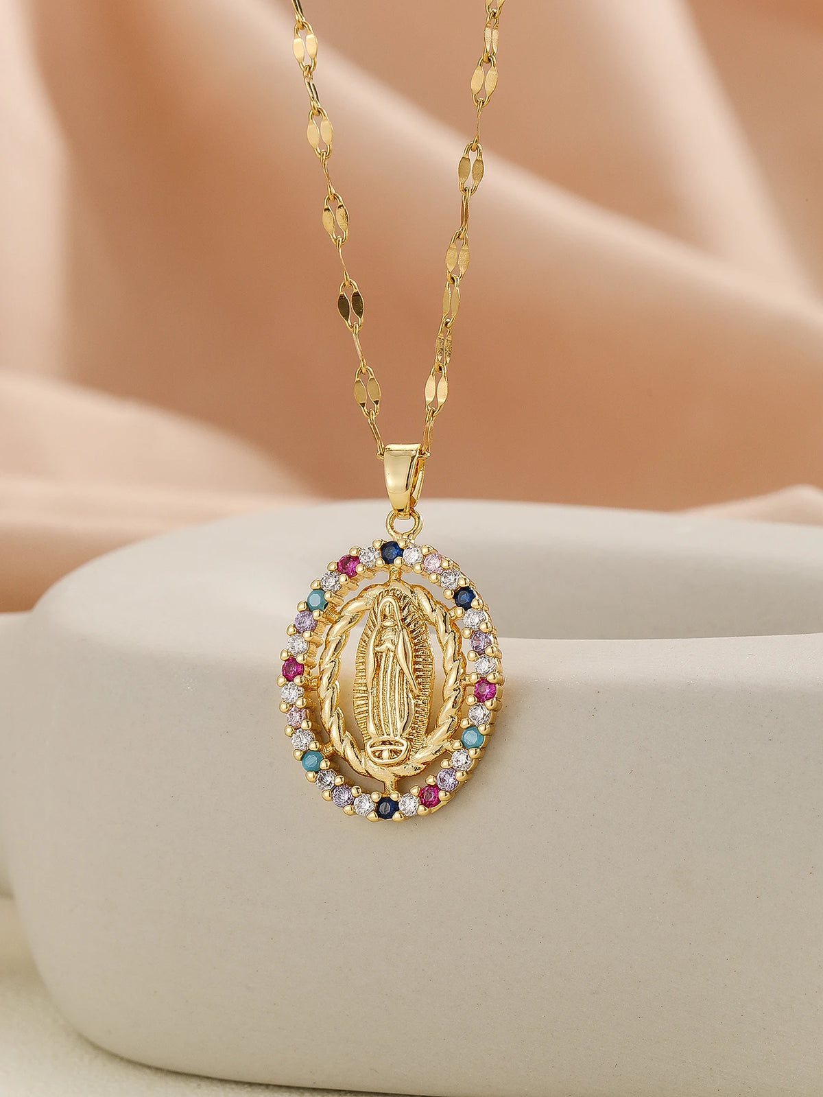 Colar com pingente colorido de zircônias dourado