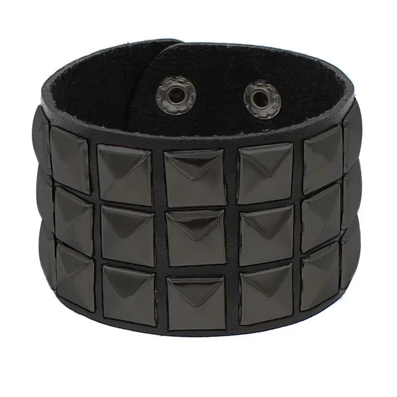 Pulseira punk com spikes estilo anos 90
