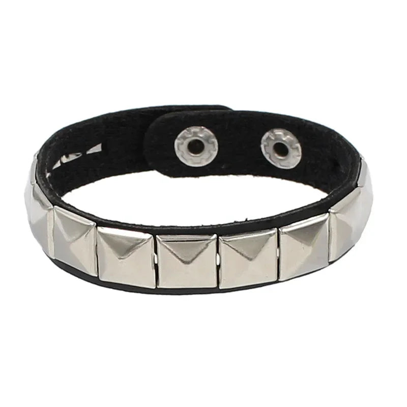 Pulseira punk com spikes estilo anos 90