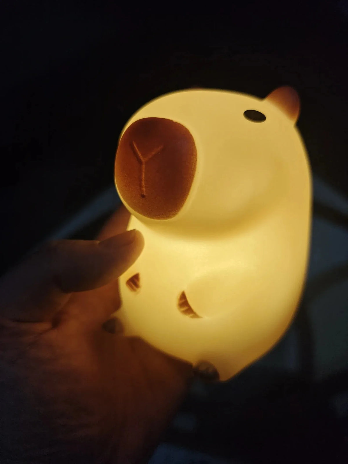 Luminária capivara de silicone com luz LED noturna