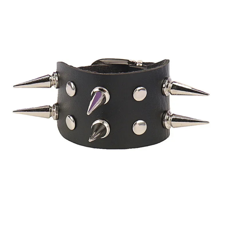 Pulseira punk com spikes estilo anos 90
