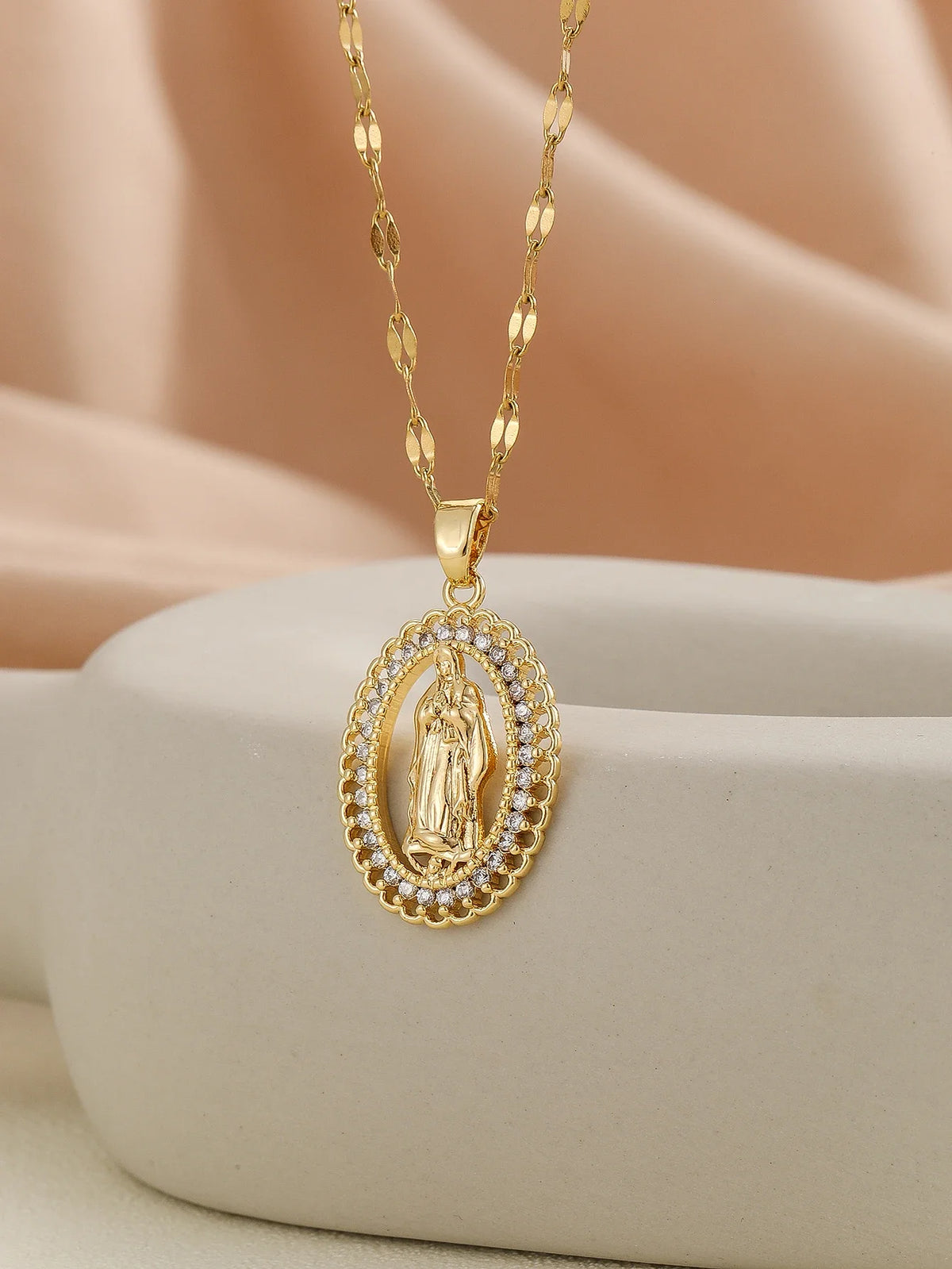 Colar com pingente colorido de zircônias dourado