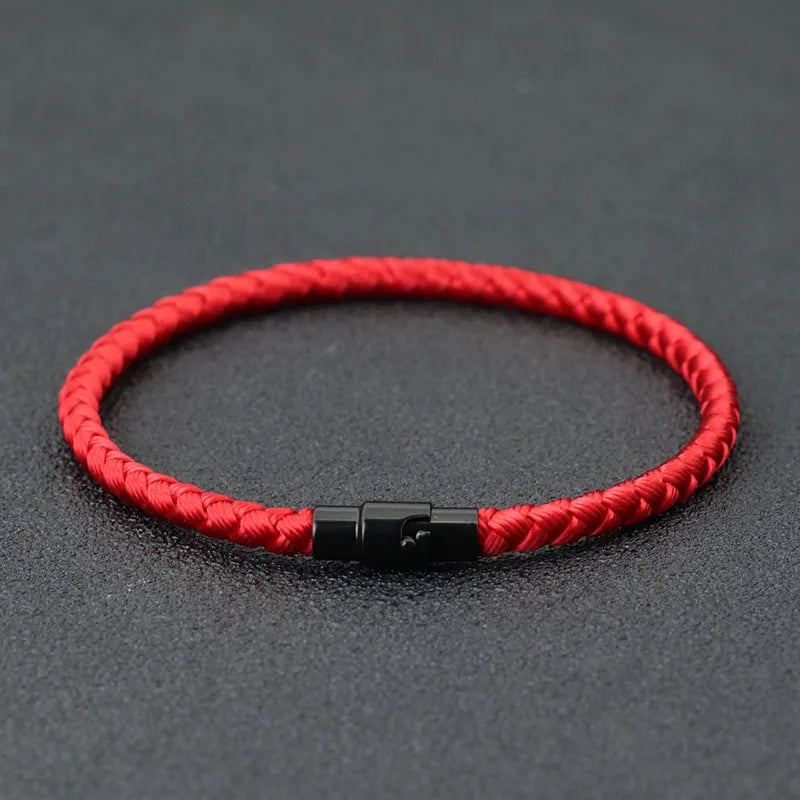 Pulseira de cordão vermelho com fecho magnético