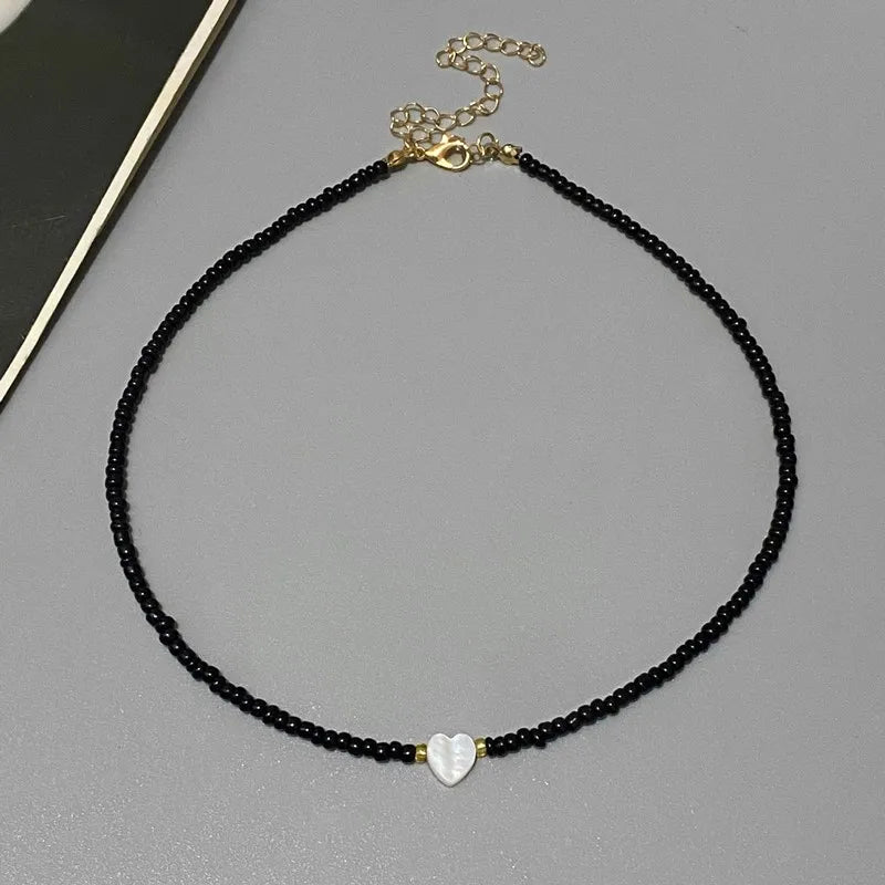 Gargantilha de miçangas com coração de concha