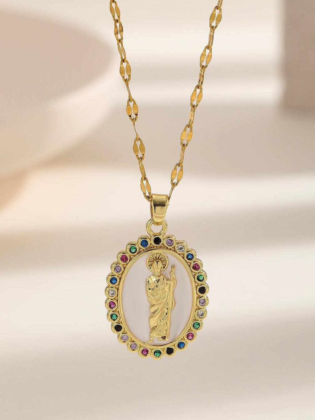 Colar com pingente colorido de zircônias dourado