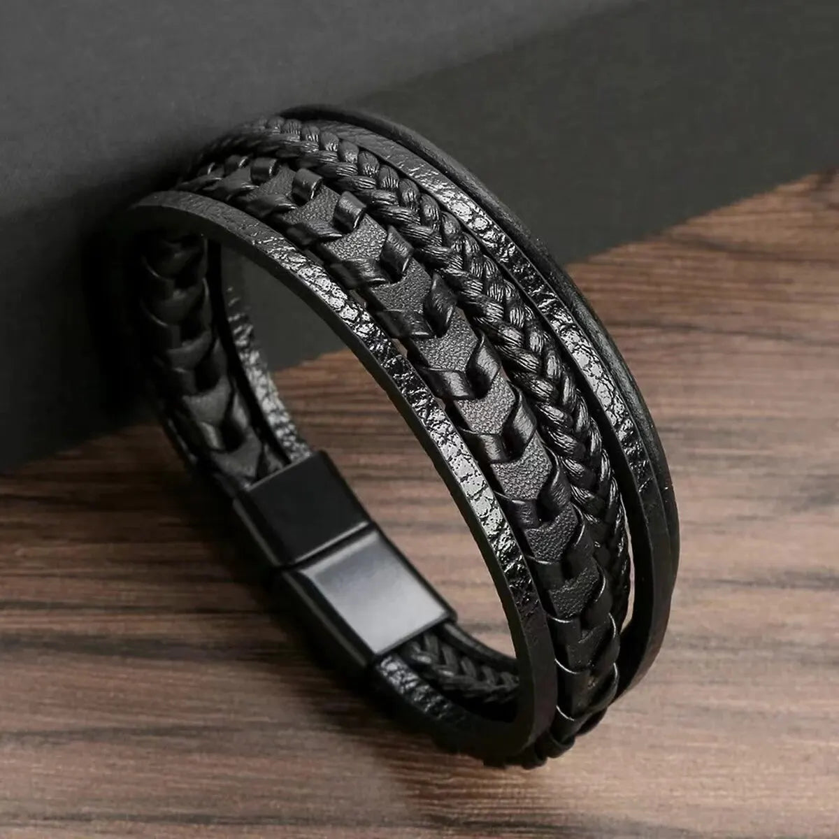 Pulseira masculina de couro trançado em camadas