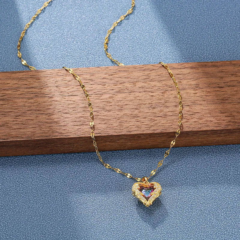 Colar com pingente de coração de cristal colorido