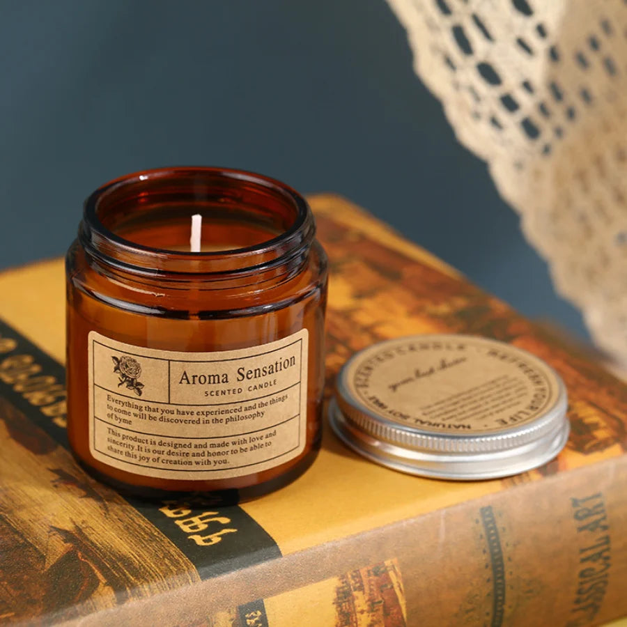 Vela aromática em copo de vidro âmbar