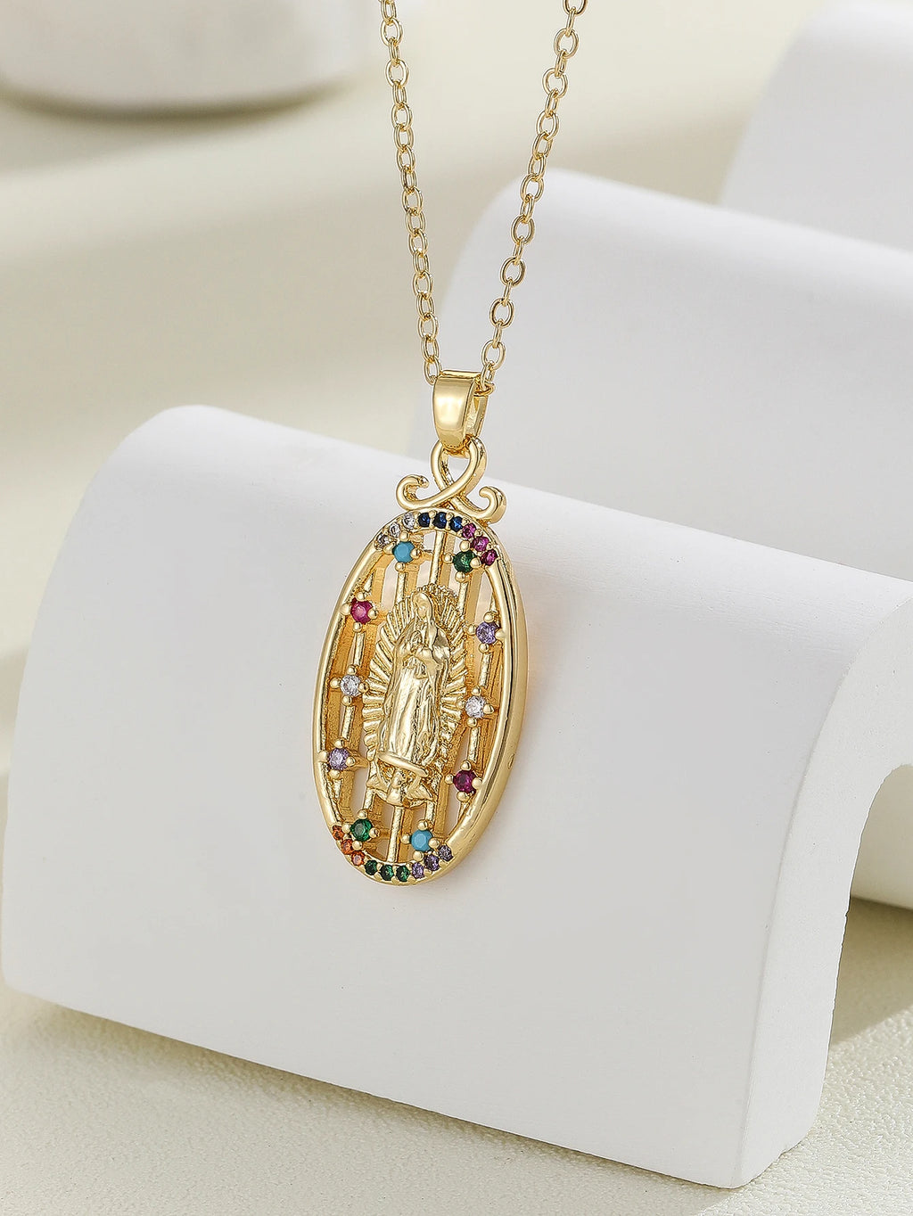 Colar com pingente colorido de zircônias dourado