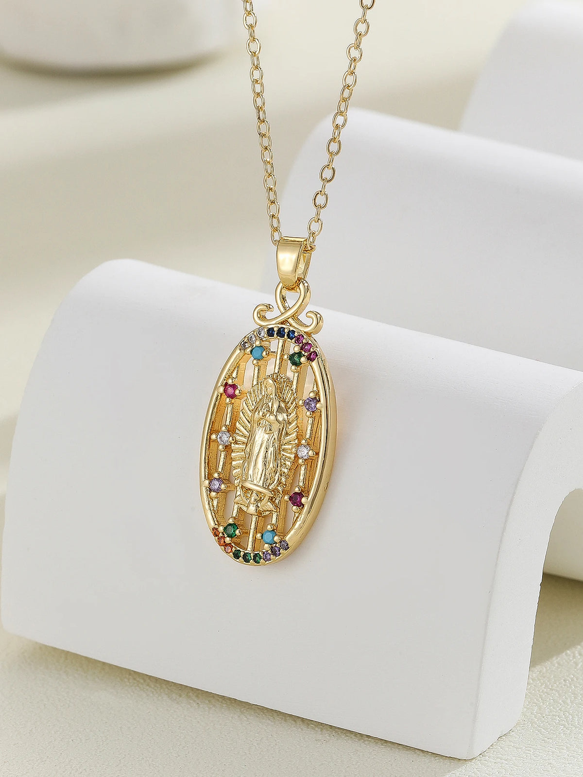 Colar com pingente colorido de zircônias dourado