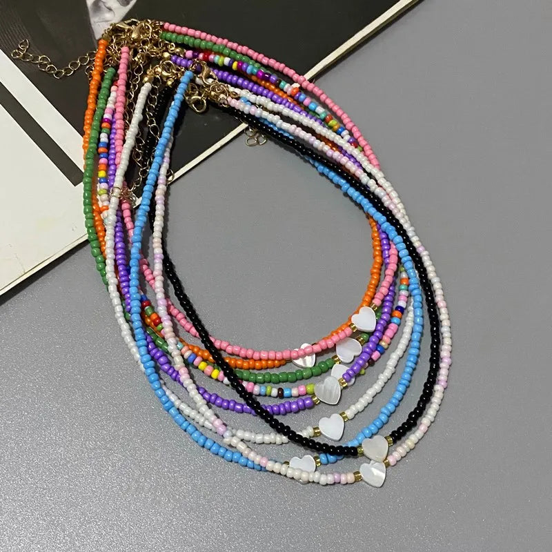 Gargantilha de miçangas com coração de concha