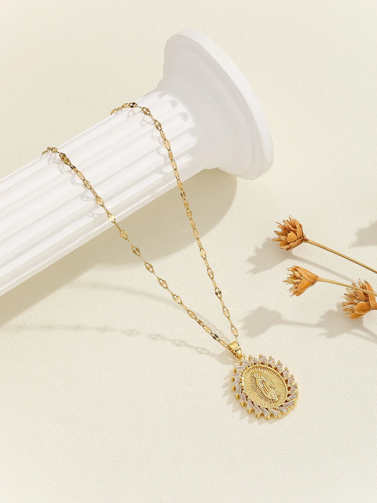 Colar com pingente colorido de zircônias dourado