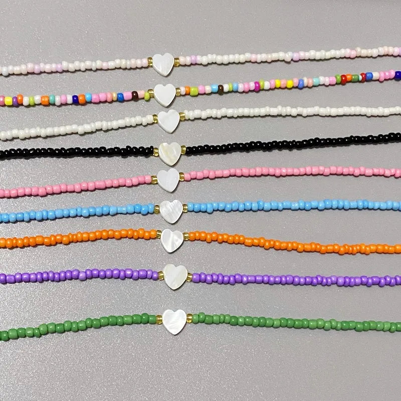Gargantilha de miçangas com coração de concha