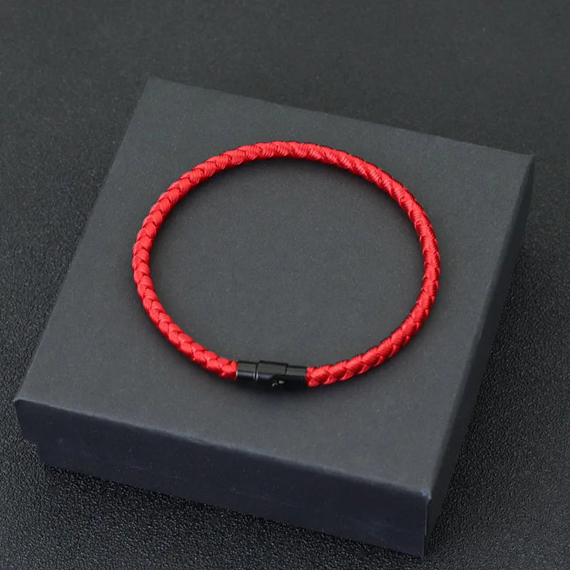 Pulseira de cordão vermelho com fecho magnético