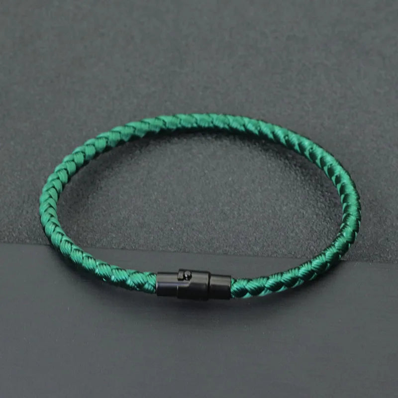 Pulseira de cordão vermelho com fecho magnético