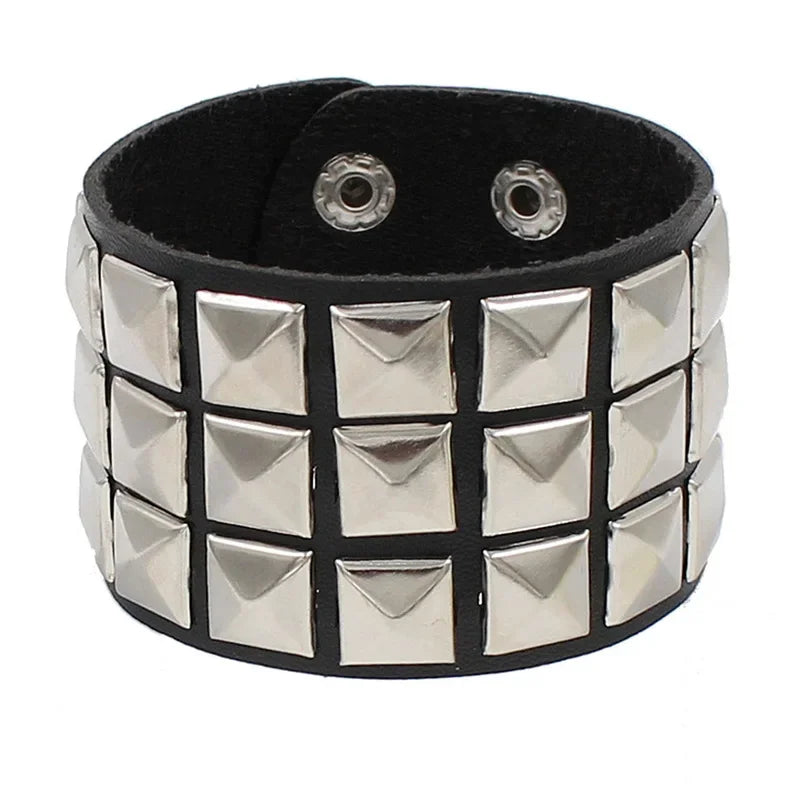 Pulseira punk com spikes estilo anos 90
