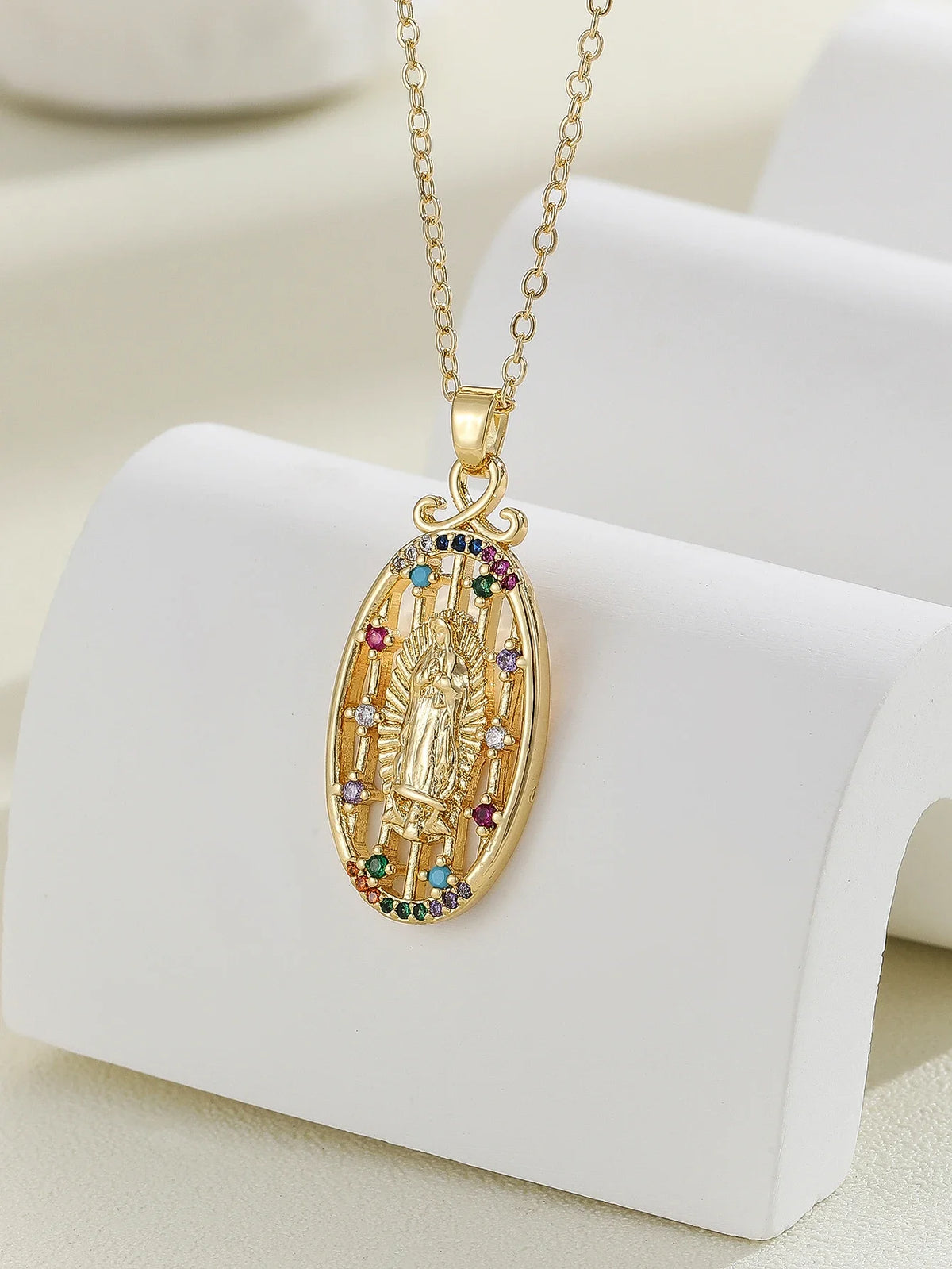 Colar com pingente colorido de zircônias dourado