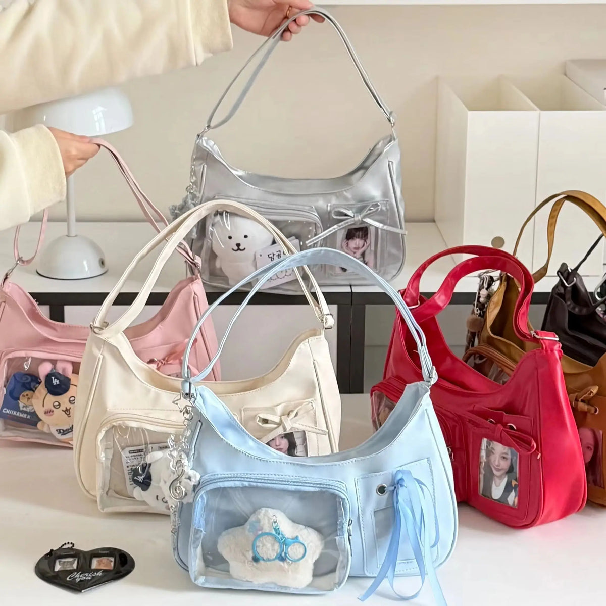 Bolsa transversal estilo Y2K com laço e pingente