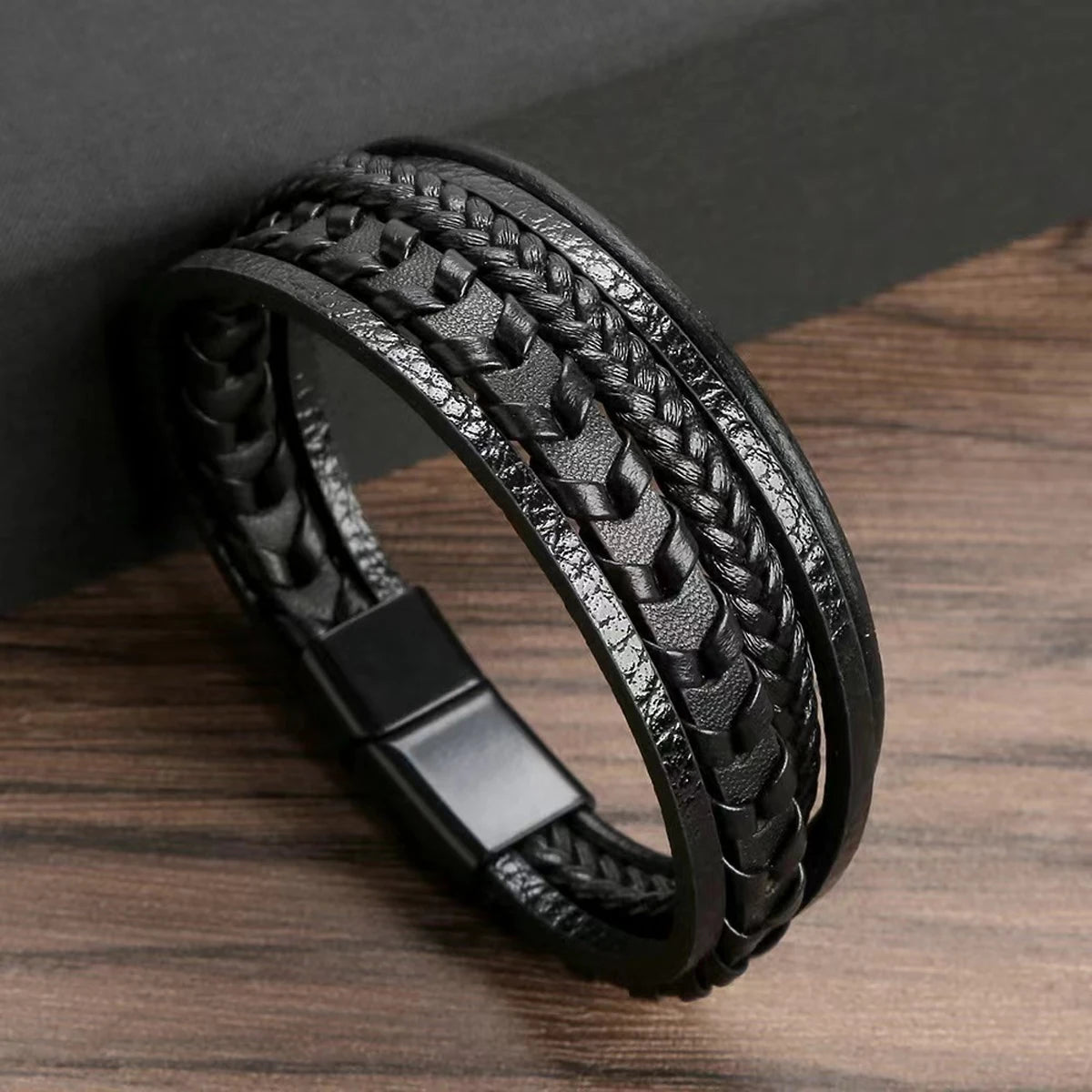 Pulseira masculina de couro trançado em camadas