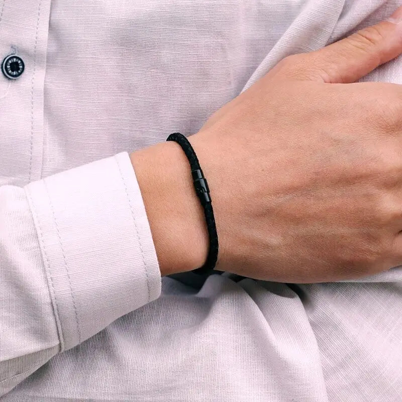 Pulseira de cordão vermelho com fecho magnético