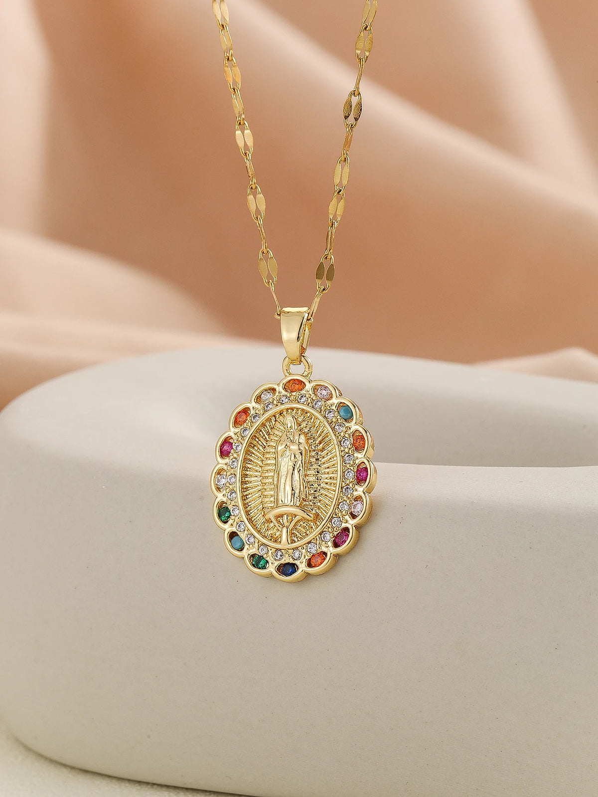 Colar com pingente colorido de zircônias dourado