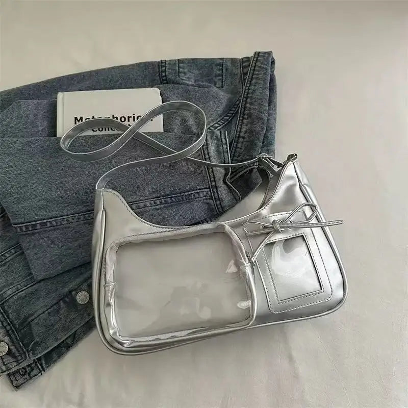 Bolsa transversal estilo Y2K com laço e pingente