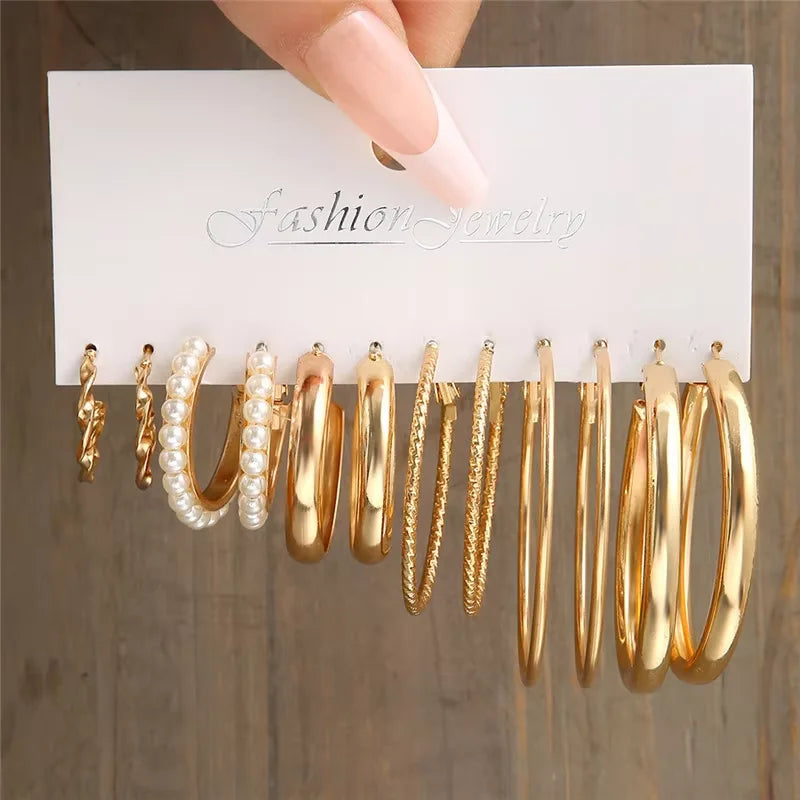 Kit de brincos argola dourados com pérolas