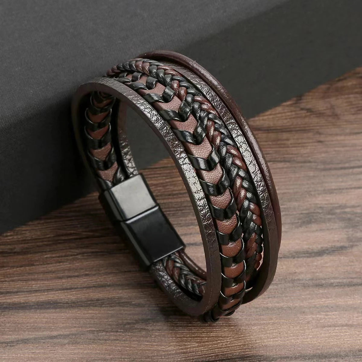 Pulseira masculina de couro trançado em camadas