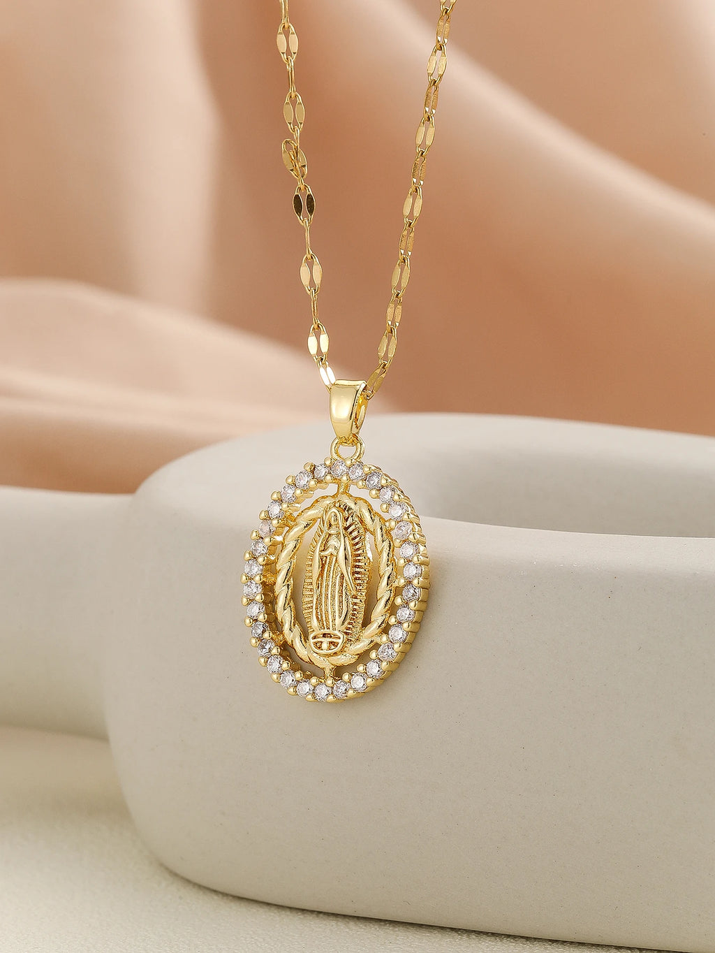 Colar com pingente colorido de zircônias dourado