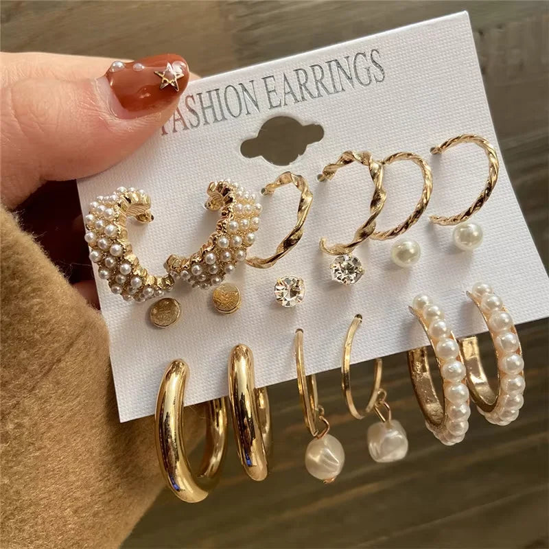 Kit de brincos argola dourados com pérolas