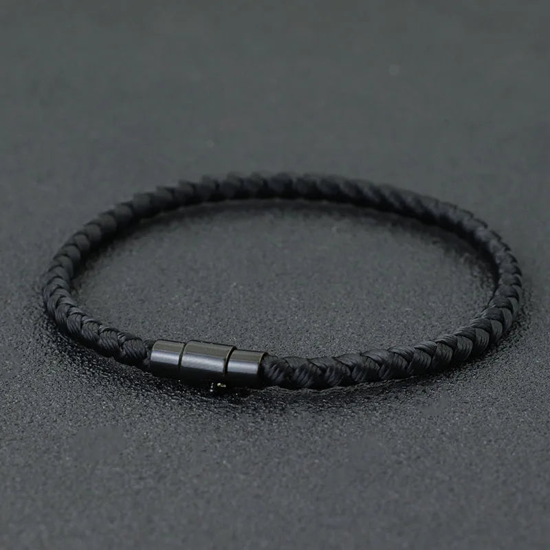 Pulseira de cordão vermelho com fecho magnético