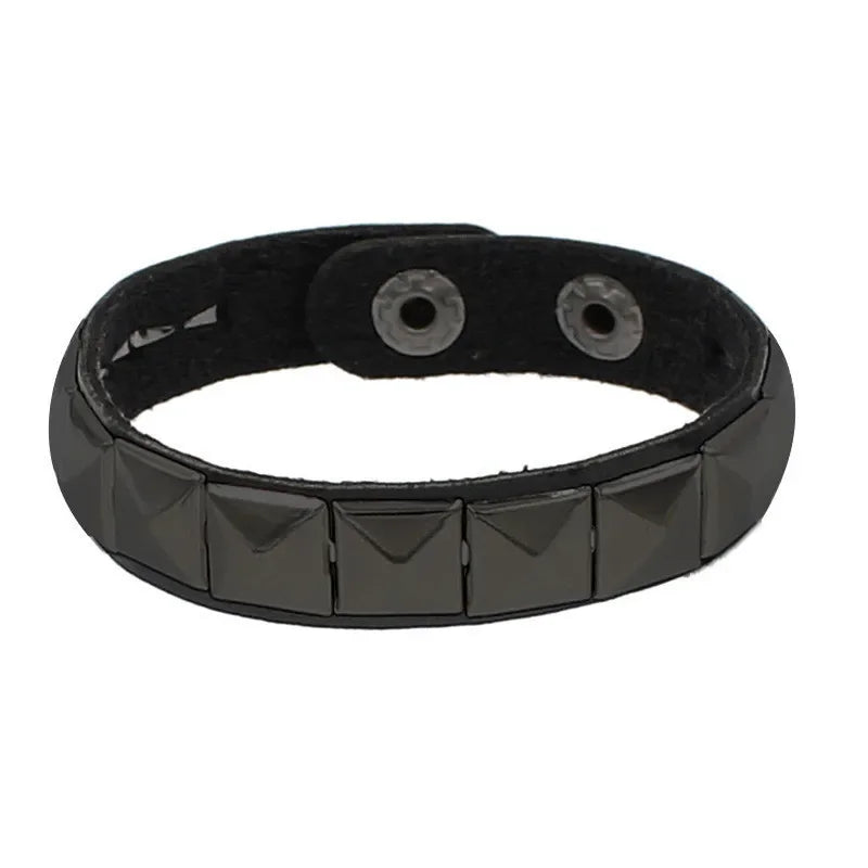 Pulseira punk com spikes estilo anos 90