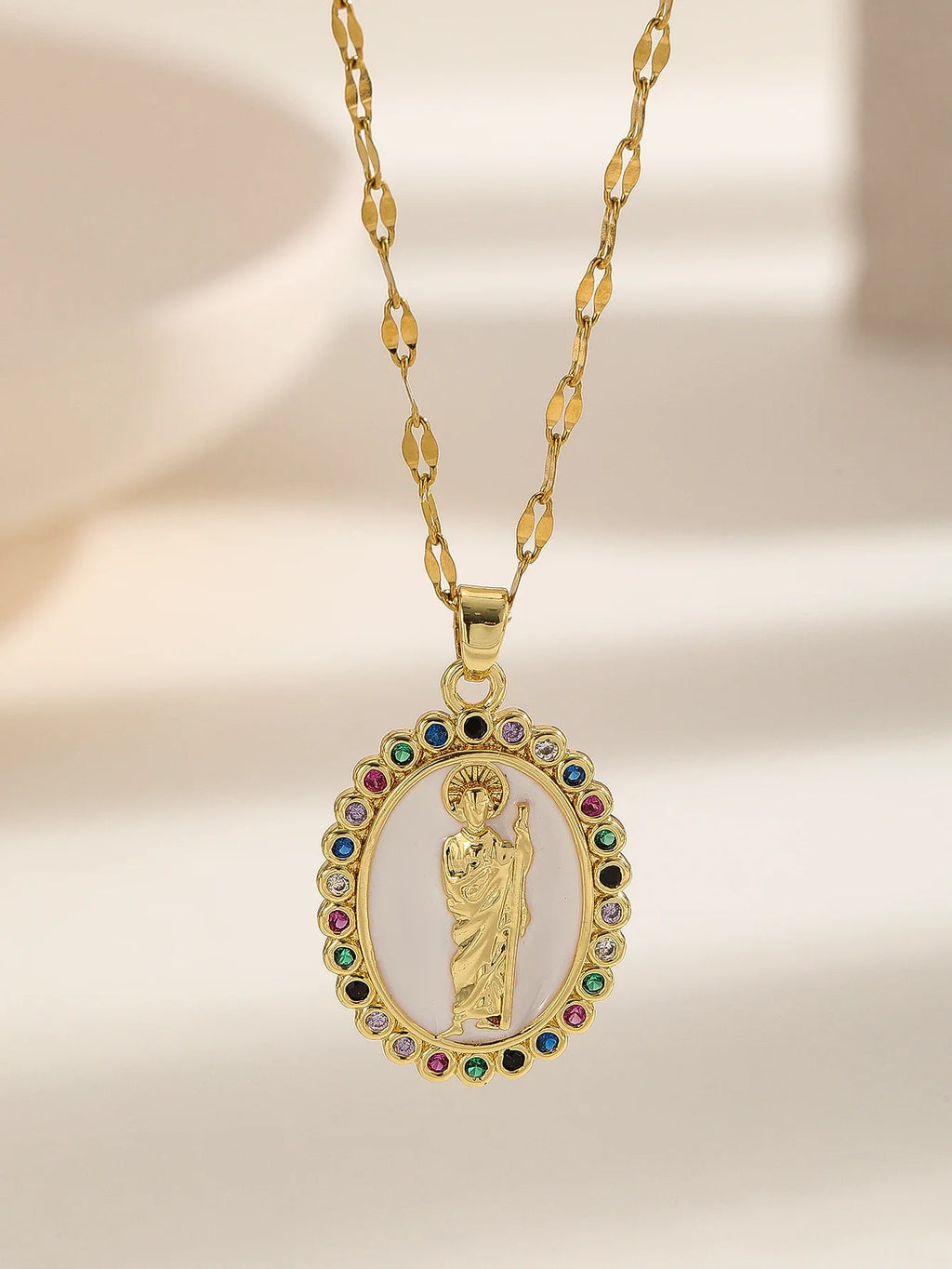 Colar com pingente colorido de zircônias dourado