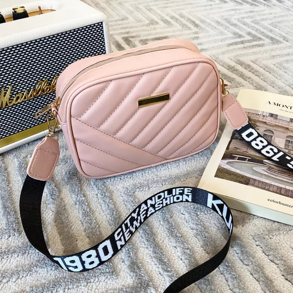 Bolsa de ombro pequena em couro sintético