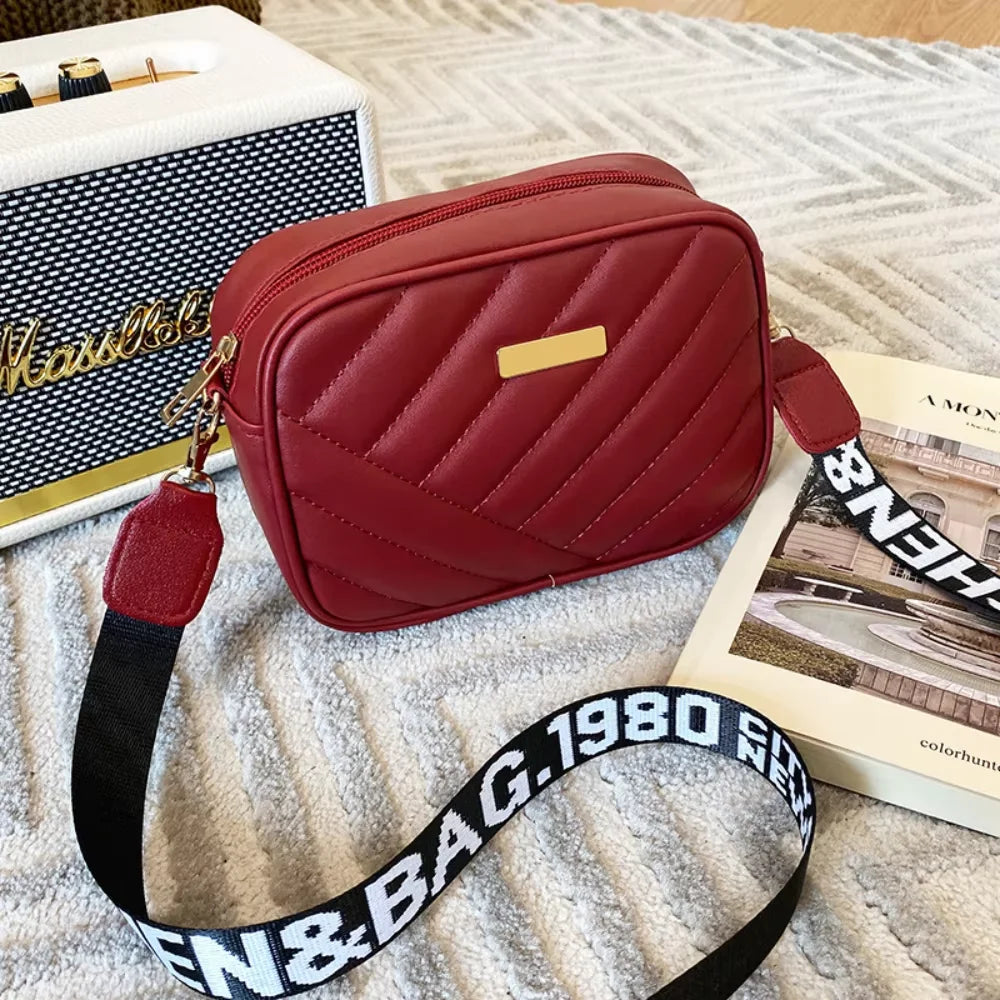 Bolsa de ombro pequena em couro sintético