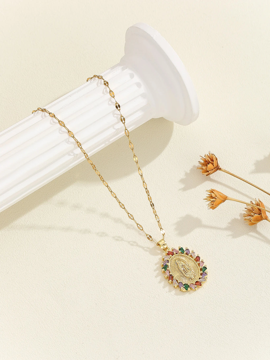 Colar com pingente colorido de zircônias dourado