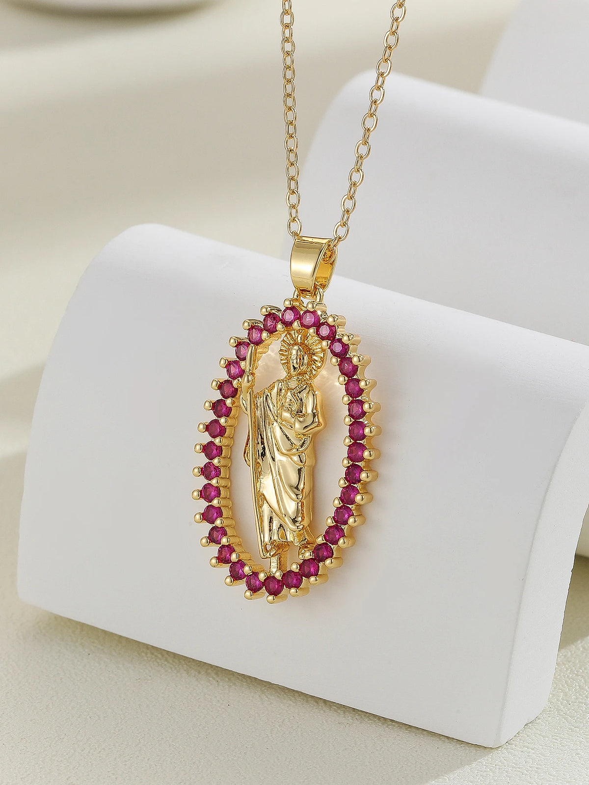 Colar com pingente colorido de zircônias dourado