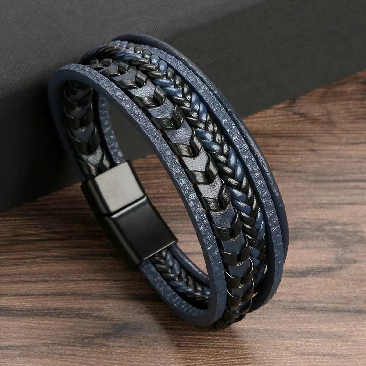 Pulseira masculina de couro trançado em camadas