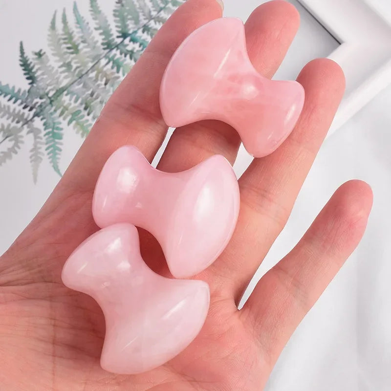 Rolo facial de quartzo rosa formato cogumelo com gua sha