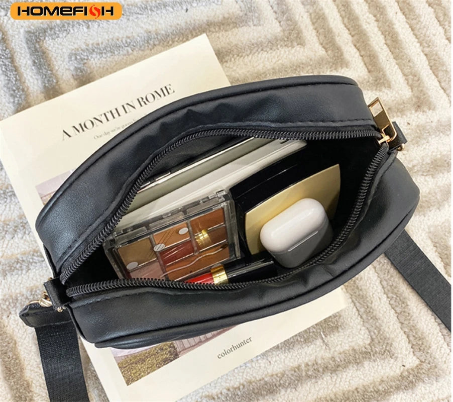 Bolsa de ombro pequena em couro sintético