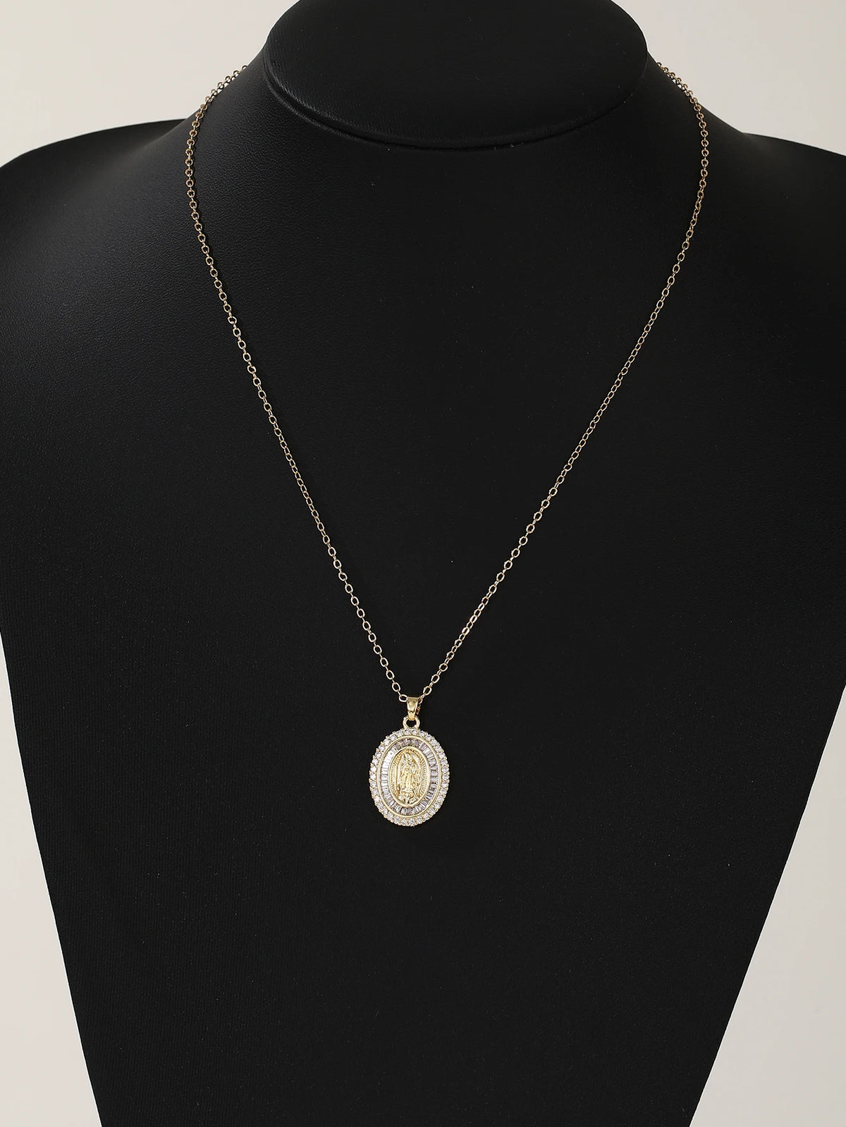 Colar com pingente colorido de zircônias dourado