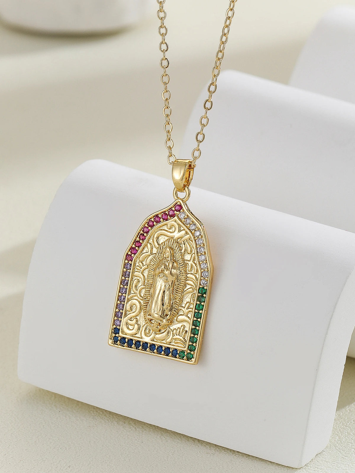 Colar com pingente colorido de zircônias dourado