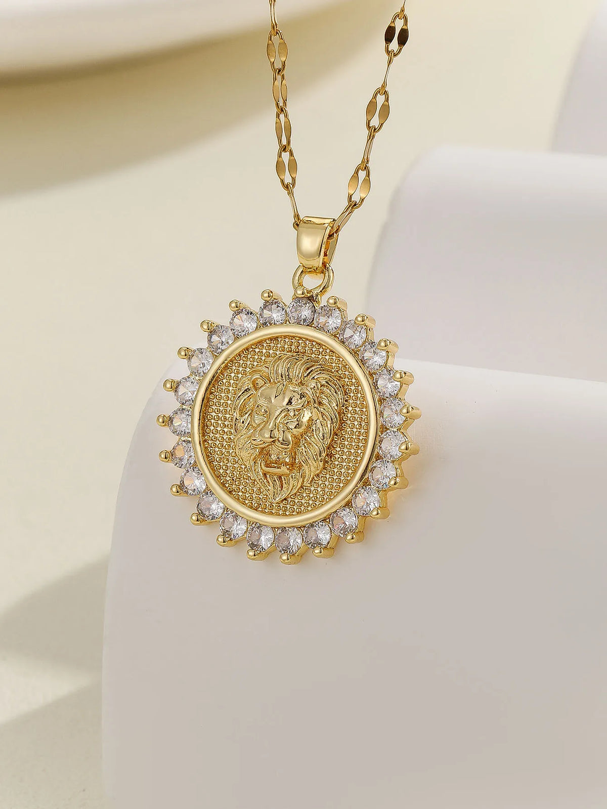 Colar com pingente colorido de zircônias dourado